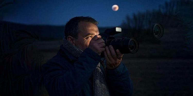 Furie la NASA. Eclipsa de lună nu s-a văzut aproape de loc pentru că au pozat-o românii cu blitzul