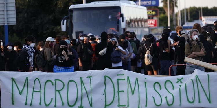 Mișcarea „Blocăm totul” produce haos în Franța: „Macron, demisia!”/ Încăierări cu forțele de ordine, autobuze în flăcări, șosele blocate. Intervine și fondatorul Telegram