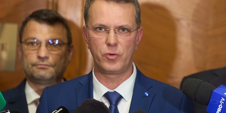 Va demisiona Ilie Bolojan în cazul în care CCR respinge Pachetul 2? Ionuț Moșteanu (USR) face scut și respinge ideea unui guvern tehnocrat: ‘Nu are cine să-l înlocuiască’