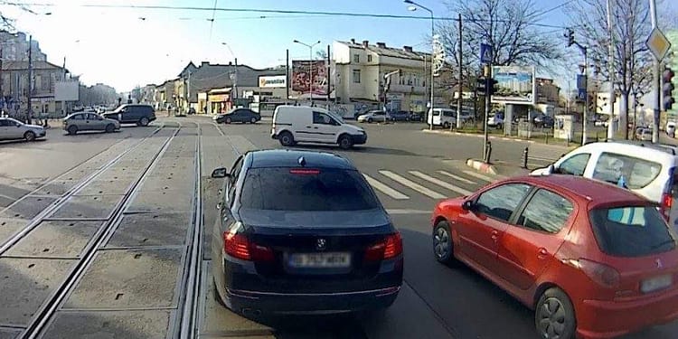 BMW deraiat din cauza unui tramvai lăsat pe avarii pe șine