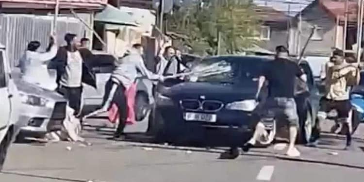 Se simte criza! Bătăile din Craiova se dau cu bâte, pentru că săbiile sunt la amanet