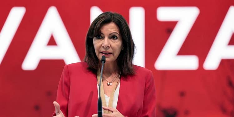 Primarul Parisului a cheltuit zeci de mii de euro pe haine de lux și peste 100.000 de euro pe călătorii. Reacția instituției