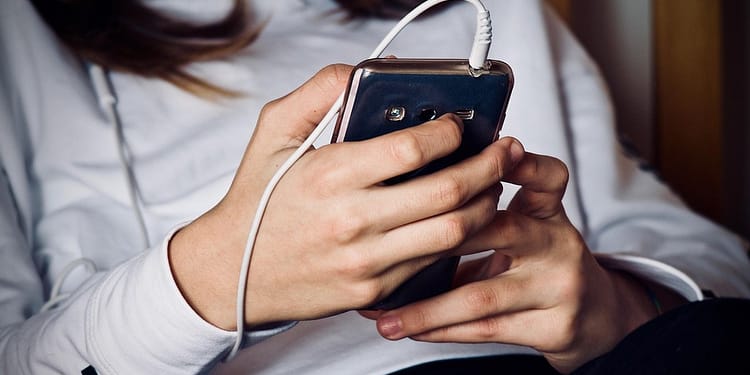 Cât timp petrec online elevii de gimnaziu din România și cu ce efecte. Echilibrul emoțional și sănătatea mintală, evaluate într-un studiu amplu