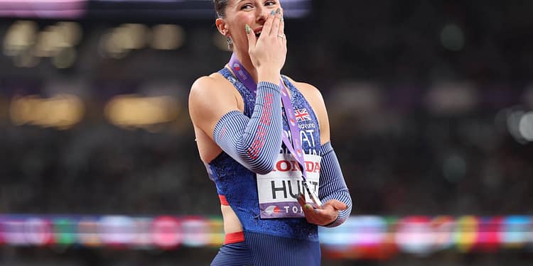 A izbucnit în lacrimi după ce a câștigat medalia de argint la Campionatele Mondiale de atletism: „Atmosfera a fost sexy și agresivă”