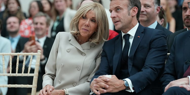 Macron și soția sa vor depune dovezi științifice pentru a demonstra că Brigitte nu s-a născut bărbat