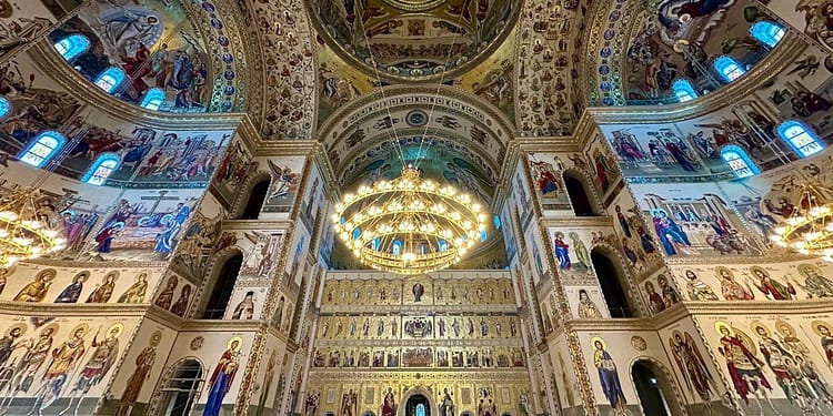 Cum arată interiorul Catedralei Naționale după înlăturarea schelelor. Patriarhul Ecumenic și Patriarhul României vor sfinți lăcașul în luna octombrie