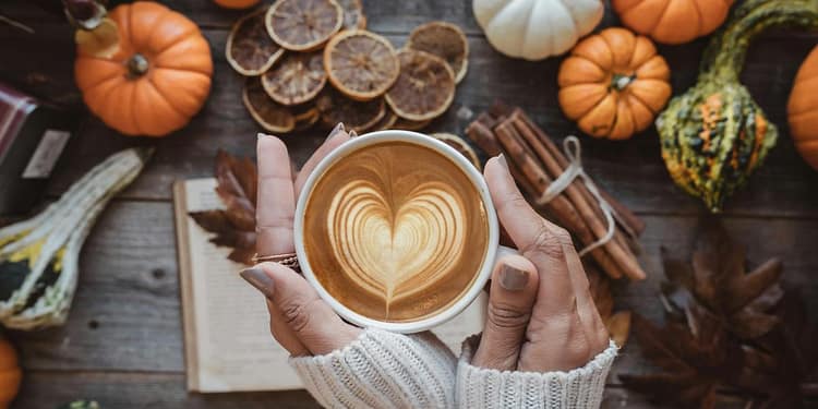Pumpkin Spice Latte și biscuiți cu scorțișoară: Descoperă combinația perfectă de toamnă