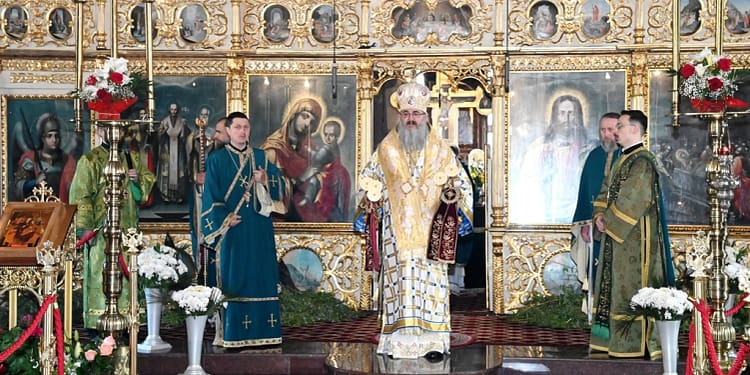 VIDEO Catapeteasma de la Parohia Sfântul Ierarh Nectarie din satul Bâcu va fi sfințită de PS Ambrozie