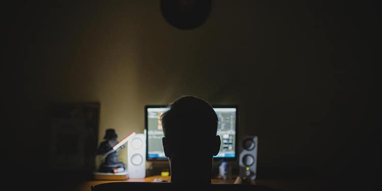 Decizie în cazul elevului acuzat că trimitea mesaje de amenințare către școli și spitale