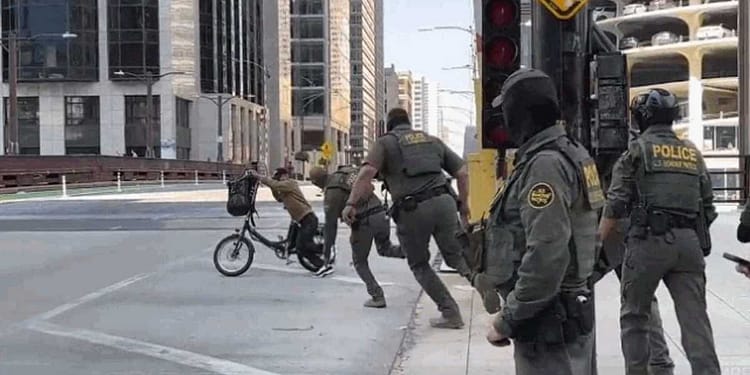 Momentul hilar în care mai mulți agenți au încercat, fără succes, să prindă un bărbat pe bicicletă