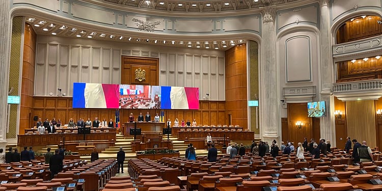 Parlamentarii, obligați să declare cu cine se întâlnesc pentru a discuta despre proiecte de legi: „Nu e dictatură, e transparență” / Legea a fost adoptată de Parlament