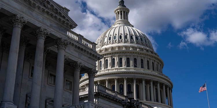 A doua zi de „shutdown” în SUA: Trump se gândește la o sumă de „1.000-2.000 dolari” pentru americani, în timp ce amenință cu „tăieri definitive” și concedieri