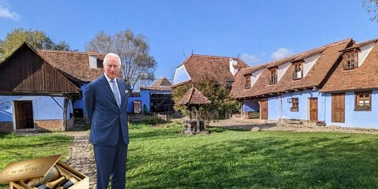 Regele Charles și-a blocat locul de parcare din fața casei din Viscri cu o ladă de șampanie