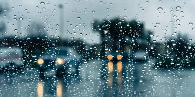 Vremea se mai încălzește după episodul de vreme extremă, dar nu scăpăm de ploi, spun meteorologii