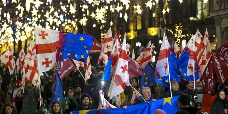 Georgia fierbe: mii de protestatari în stradă, în timp ce partidul aflat la guvernare anunță victoria în alegeri. Poliția a folosit gaze lacrimogene