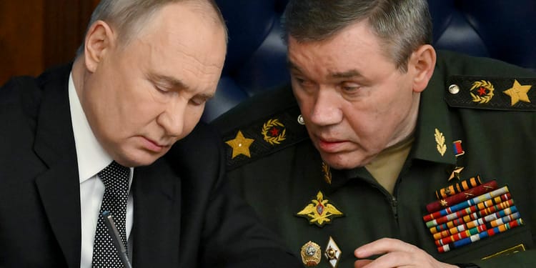 Armata rusă „a eliberat” 5.000 de km pătrați în Ucraina în acest an și „avansează practic pe toate direcțiile”, susțin Putin și generalul Gherasimov