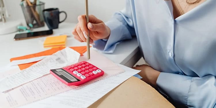 Impredictibilitatea economică și creșterea taxelor pun presiune pe industria serviciilor pentru afaceri, arată o analiză făcută de specialiști