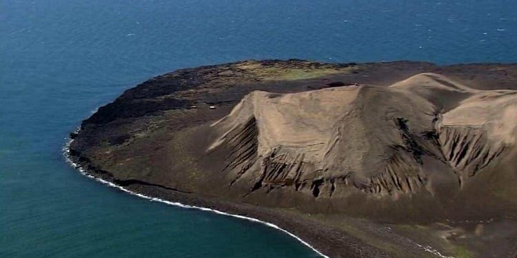 Insula vulcanică ce dă speranțe cercetătorilor. Accesul oamenilor e interzis