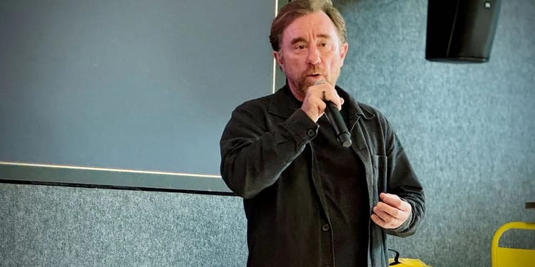 De ce spune fondatorul Glovo Sacha Michaud că România nu e oaia neagră în privința felului în care sunt tratați livratorii. Și el a fost un migrant când a lansat Glovo. „Suntem complet împotriva”