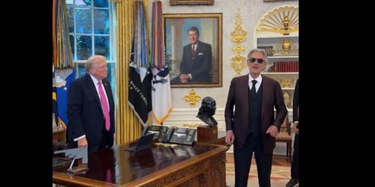 Andrea Bocelli i-a cântat lui Trump „Time to Say Goodbye”, în Biroul Oval. Momentul a devenit viral