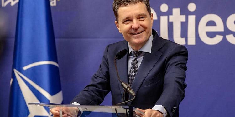 Din cauza educației precare, statul nu e paralel, e înclinat cu 7-8 grade