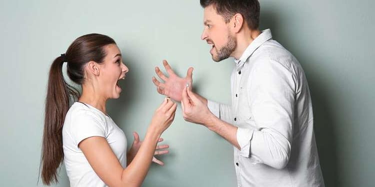 Război hibrid într-o familie din București. El nu duce gunoiul, ea nu gătește nimic