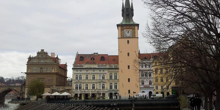 Praga interzice închirierea trotinetelor electrice din 2026 deoarece provoacă „haos pe trotuare”