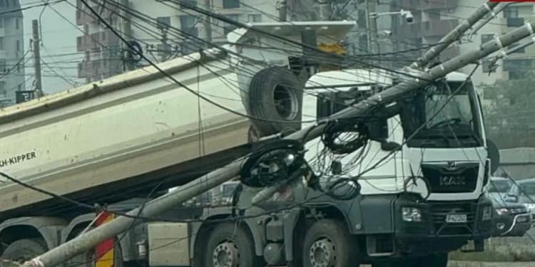 Trafic paralizat pe Prelungirea Ghencea: un camion a agățat un stâlp de iluminat, intervin pompierii și Brigada Rutieră; intervenție de durată