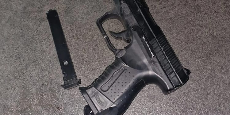 Bărbat prins de jandarmi în zona gării din Constanța cu un pistol și un dispozitiv cu electroșocuri