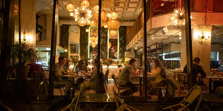 Scaune furate de la terasele din Spania, vândute în România. Manevra prin care s-au „evaporat” peste 1.100 de bucăți