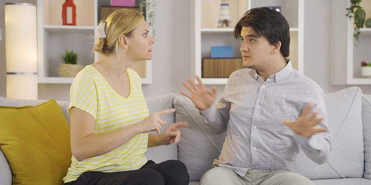 Accident aviatic. Șosetele unui bărbat au lovit coșul de rufe și au aterizat în cutia cu machiaje