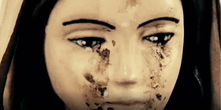 Escrocherie cu lacrimi de sânge : femeia din spatele ‘miracolului’ statuii care plânge, inculpată pentru înșelăciune