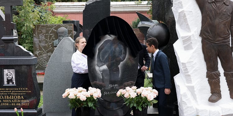 Un oficial rus, ținta unui asasinat într-un cimitir din Moscova, susține FSB. O vază-capcană, folosită în presupusul atentat