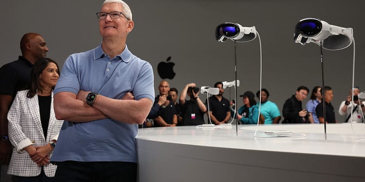 Cine va fi noul șef la Apple? Gigantul tehnologic se pregătește pentru plecarea lui Tim Cook