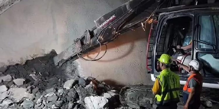 Compania de Drumuri a reușit străpungerea unui tunel între două vile de pesediști