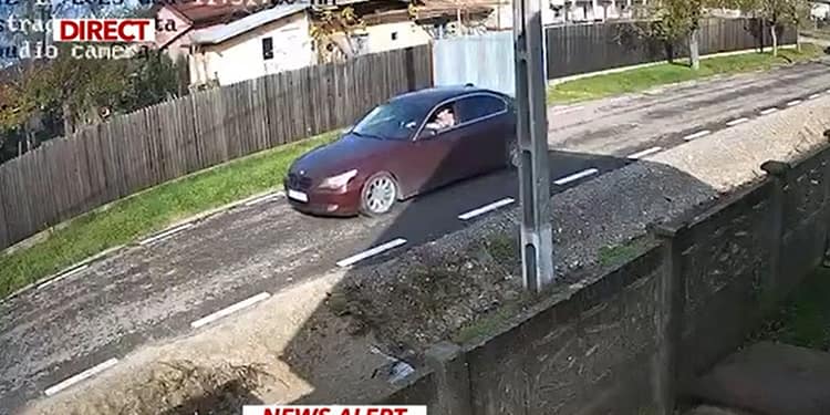 Cum se filma polițistul acuzat că a ucis un câine pe stradă. Acum e anchetat și pentru clipurile postate