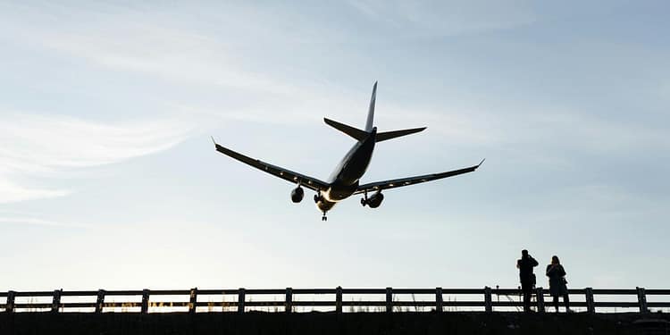 Video: Panică într-un avion rusesc de pasageri după ce au început să se desprindă bucăţi din capota unui motor