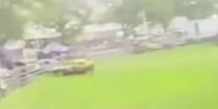 VIDEO Momentul în care o mașină intră cu viteză în mulțime la un raliu, în Australia. Treisprezece persoane au fost rănite