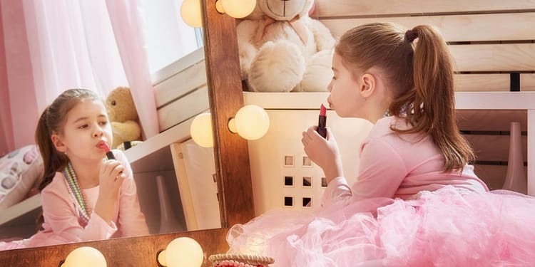 Măști de față pentru copii de 4 ani. Dermatologii trag un semnal de alarmă asupra trendului „distopic”