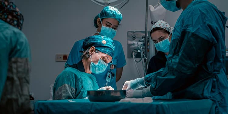 Operația de hernie: durată, recuperare și avantajele chirurgiei robotice. Aflăm totul de la Dr. Teodor Buliga (SANADOR)