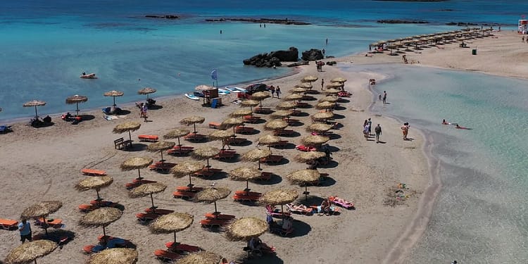 Românii își rezervă deja vacanța din 2026. Sejururi mai scurte, dar cumpărate la ofertă