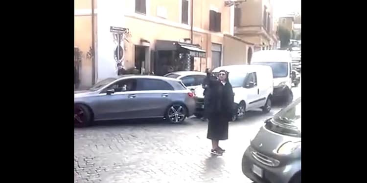 Emilia Jitaru, călugărița din România ce a devenit virală la Roma. Dirijează traficul ca un polițist adevărat (VIDEO)