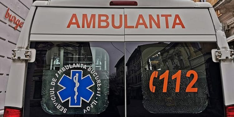 Ambulanţă militară, implicată într-un accident rutier în Bucureşti. Două persoane au fost rănite