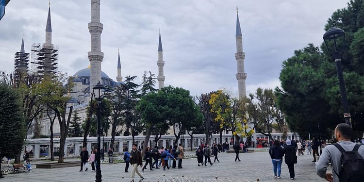 Papa Leon, gest fără precedent la Moscheea Albastră din Istanbul GALERIE FOTO/ ”Este bine așa” -a explicat că e casa lui Allah”