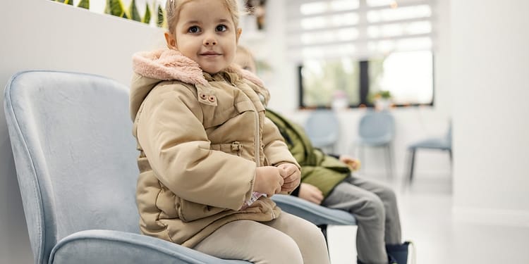 Noi fugim cu copilul la spital la prima febră, în Anglia primește paracetamol prin telefon. Cum se tratează, de fapt, copiii în străinătate și ce e diferit față de România