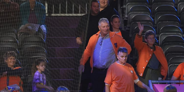 Cum a apărut Van der Vaart, venit direct de la București, în fieful marii rivale din Rotterdam » A asistat la un recital al Olandei, cu partenera Polman pe parchet