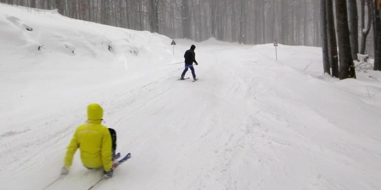 Stațiunea unicat din România, unde drumul închis devine pârtie. În lipsa zăpezii, a primit o nouă utilitate