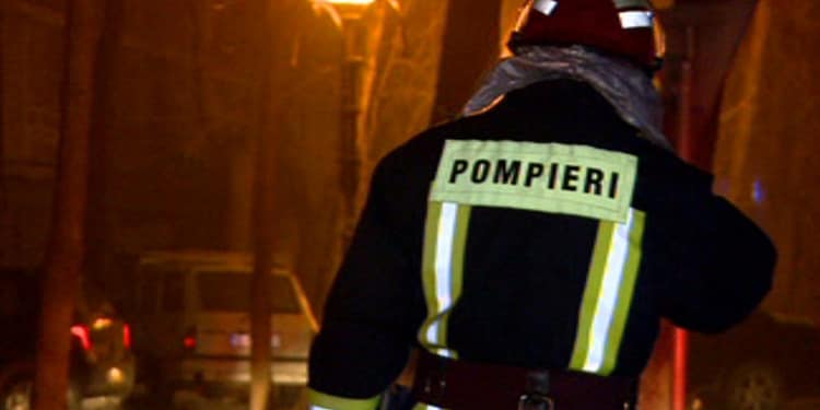 Situație critică într-un bloc din Tulcea după ce podeaua unui apartament s-a surpat. Pompierii intervin de urgență