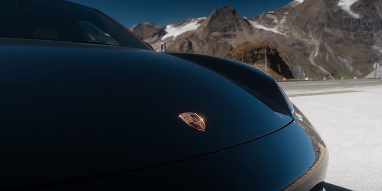 Sute de mașini Porsche din Rusia au încetat brusc să mai funcționeze. Care ar putea fi problema