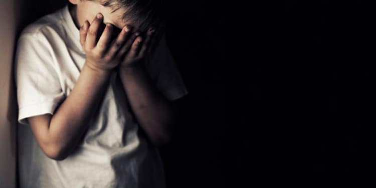 Caz șocant în Capitală: un adolescent ar fi fost bătut cu „ciocanul de șnițele și făcălețul” de mama vitregă. „Se uita la el cum îi curge sângele”